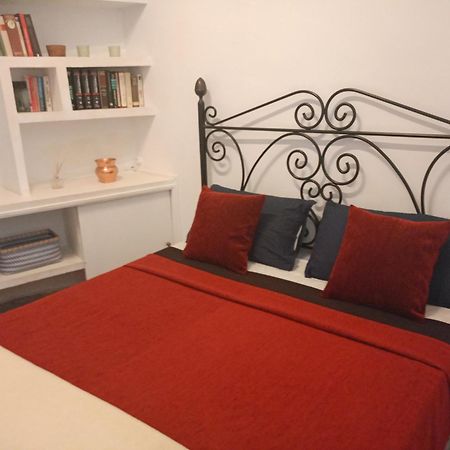 Small Stylish Room With Comfortable Queen-Size Bed In Very Large, Beautifully Decorated Shared Flat In The Historic Centre Of Málaga Exterior foto