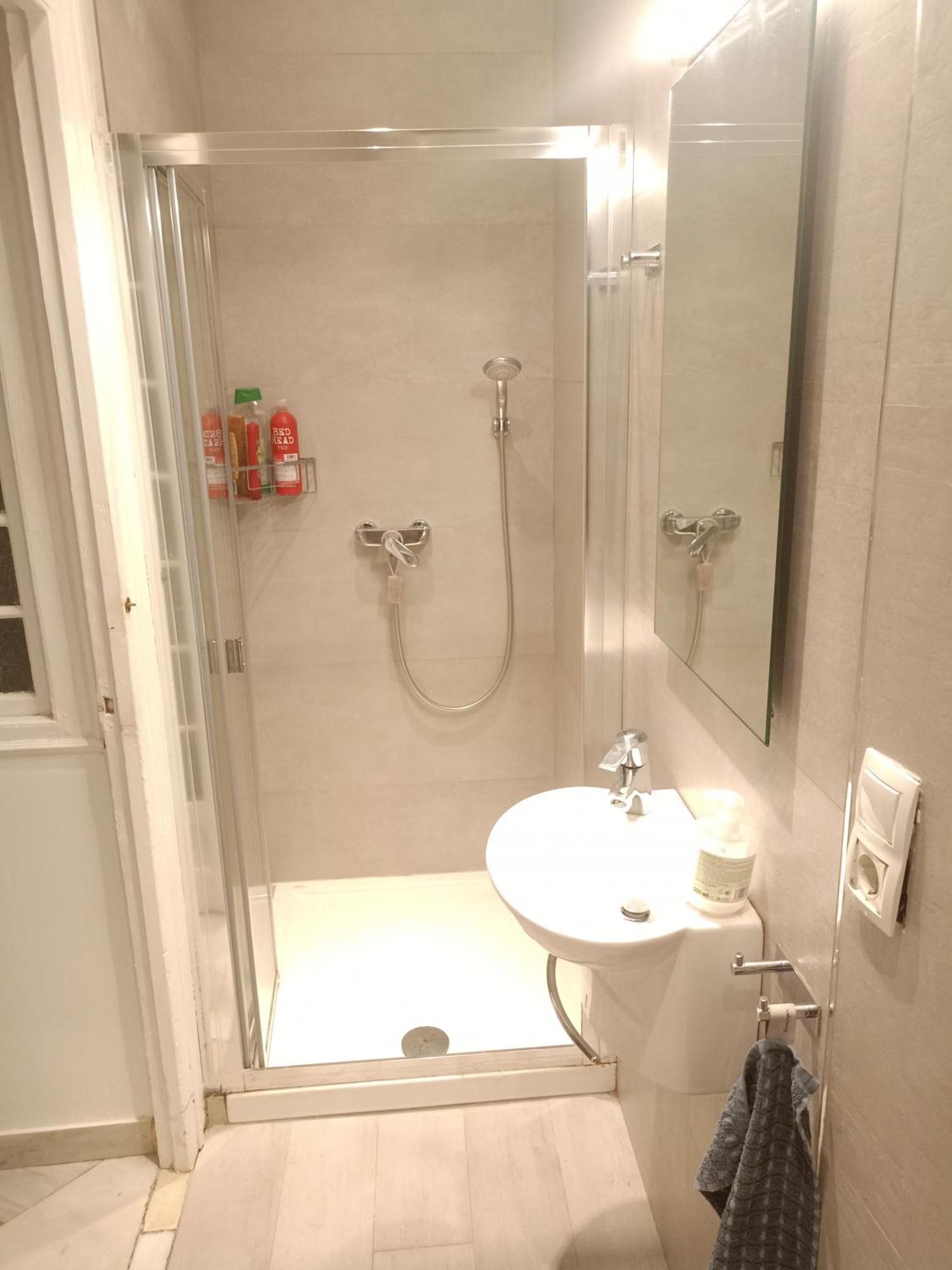 Small Stylish Room With Comfortable Queen-Size Bed In Very Large, Beautifully Decorated Shared Flat In The Historic Centre Of Málaga Exterior foto
