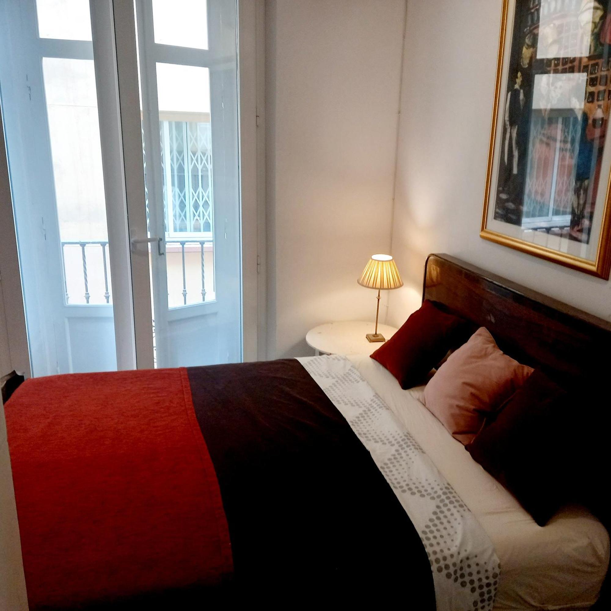 Small Stylish Room With Comfortable Queen-Size Bed In Very Large, Beautifully Decorated Shared Flat In The Historic Centre Of Málaga Exterior foto