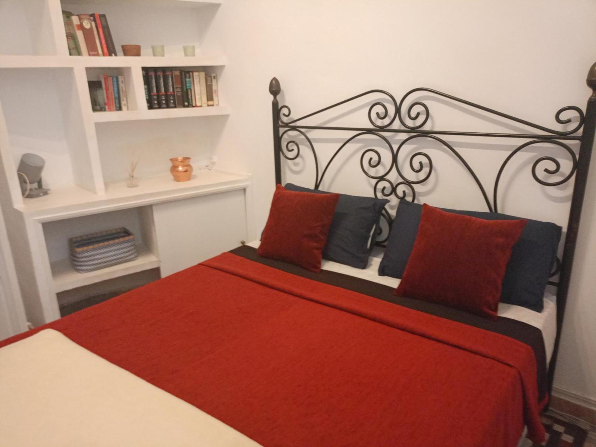 Small Stylish Room With Comfortable Queen-Size Bed In Very Large, Beautifully Decorated Shared Flat In The Historic Centre Of Málaga Exterior foto